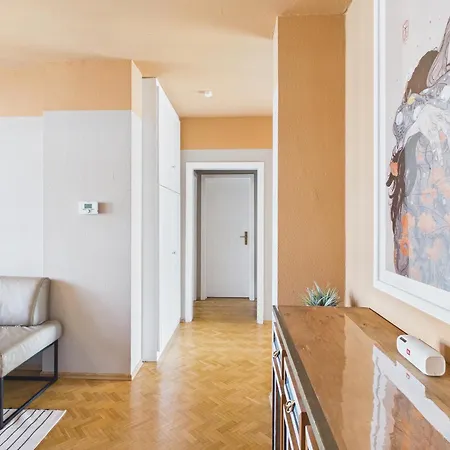 Gemuetliche Mit Balkon Und Ausblick
